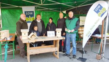 SDW-Geschäftsführer Ludwig Ecker, Bürgermeister Stefan Caplan, Landrat Hermann-Josef Tebroke und Rainer Deppe MdL am Stand der Schutzgemeinschaft Deutscher Wald auf dem "Familien - und Umweltfest" in Burscheid.