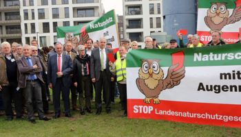 Demo gegen rot-grünes Landesnaturschutzgesetz vor dem Landtag NRW
