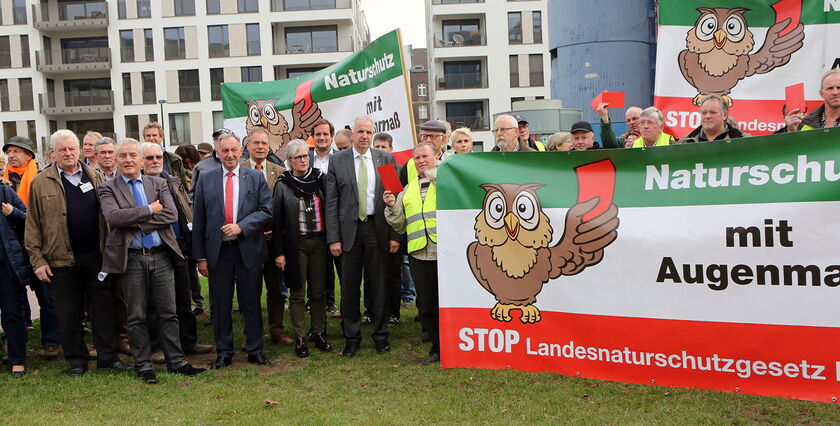 Demo gegen rot-grünes Landesnaturschutzgesetz vor dem Landtag NRW