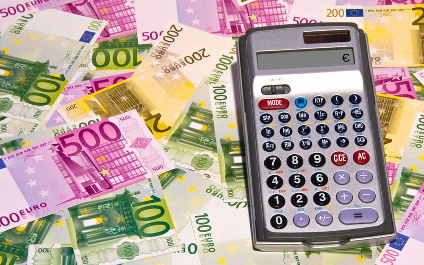 Eurobanknoten mit Taschenrechner von Thorben Wengert / pixelio.de