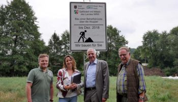 Arne Moritz, Nina Lajios und Rainer Deppe auf der Baustelle der Behelfsbrücke über die Wupper