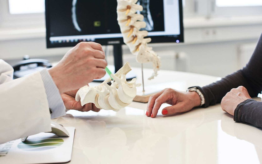 Arztgespräch von Ligamenta Wirbelsäulenzentrum / pixelio.de