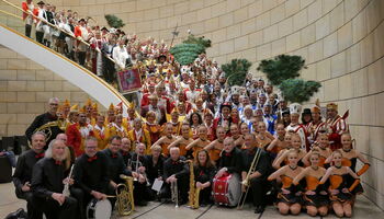 Gruppenfoto: Insgesamt 235 Karnevalisten aus dem Rheinisch-Bergischen Kreis sorgten wieder für beste Stimmung im Düsseldorfer Landtag.