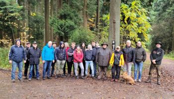 16 Oberodenthaler, Jugendliche und Vorstandsmitglieder der Dorfgemeinschaft, gemeinsam mit dem Vorsitzenden der Schutzgemeinschaft Deutscher Wald, Rainer Deppe im Arboretum des Landesbetriebs Wald und Holz in Wuppertal-Burgholz
