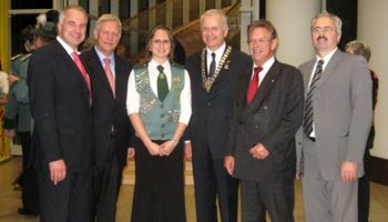 Hochmeister Hubertus Prinz zu Sayn-Wittgenstein (Mitte), Umweltminister Eckhard Uhlenberg (2. v. l.), Landtagsabgeordnete Holger Müller und Rainer Deppe mit Vertretern des Rheinisch-Bergischen Schützenbundes.