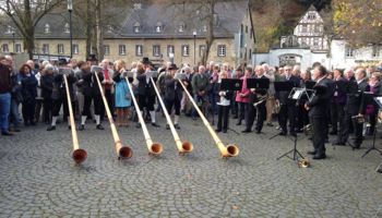 Bläserinnen und Bläser der Kreisjägerschaft Rheinisch-Bergischer Kreis beim Platzkonzert im Anschluss an die Hubertus-Messe im Altenberger Dom