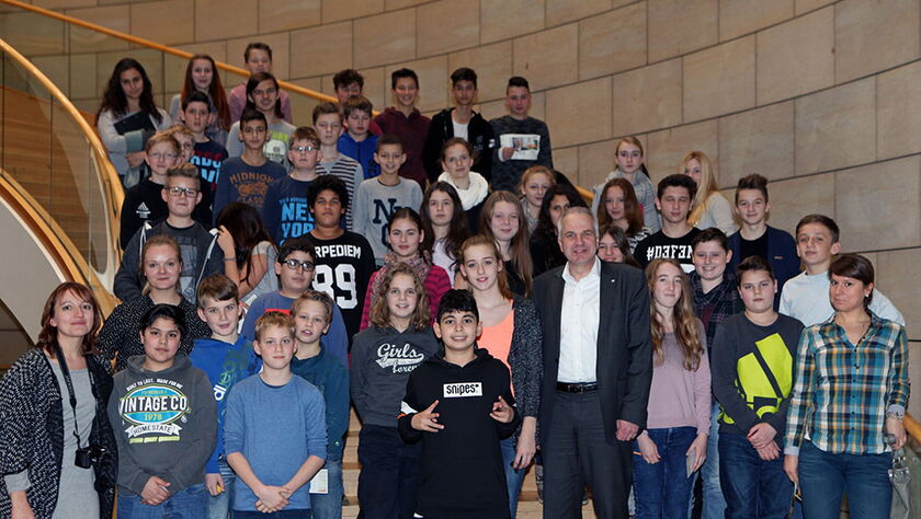 Aus der Sekundarschule Overath schlossen sich 44 Schülerinnen und Schüler der Sozialwissenschaftskurse der Klassen 6 bis 8 zusammen, um Rainer Deppe im nordrhein-westfälischen Landtag zu besuchen.