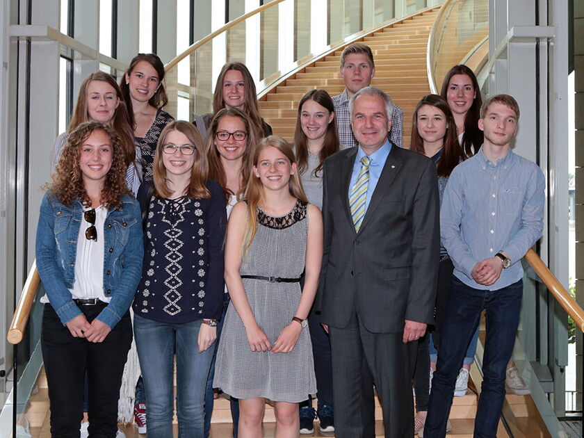 Die zwölf besten Abiturienten aus dem Landtagswahlkreis zwischen Leichlingen und Overath zu Besuch bei Rainer Deppe im Landtag.