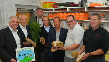 Rainer Deppe bei der Verleihung des bergischen Regional-Labels an Mario Fritzen, erster bergisch-pur-Bäcker im Rheinisch-Bergischen Kreis