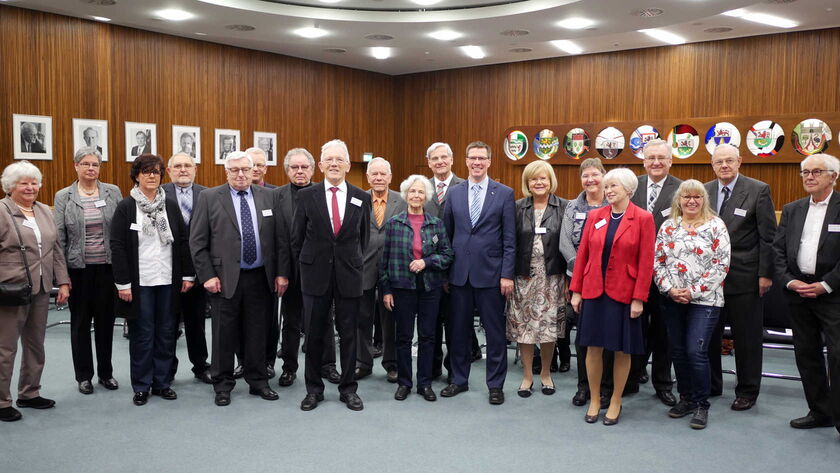 Aus Hand von Landrat Stephan Santelmann erhielten 17 Bürgerinnen und Bürger die goldene Ehrennadel des Rheinisch-Bergischen Kreises.