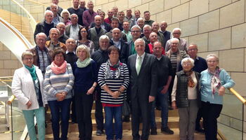 43 Mitglieder der Forstbetriebsgemeinschaft Overath mit ihrem Vorsitzenden Stefan Becher zu Gast im Landtag.