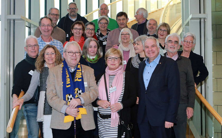 21 Mitglieder und Freunde der „Flöcke Fööss Overath“ reisten nach Düsseldorf, um ihren rheinisch-bergischen Landtagsabgeordneten Rainer Deppe im Landtag zu besuchen.