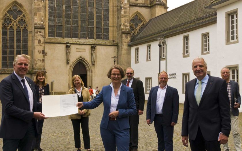Heimatministerin Ina Scharrenbach übergibt Förderbescheid in Odenthal
