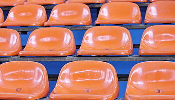 Schalensitze auf Tribüne - Bild von Manfred Richter / Pixabay