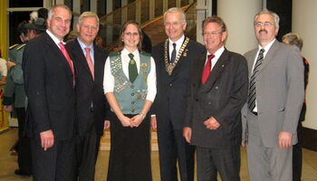 Hochmeister Hubertus Prinz zu Sayn-Wittgenstein (Mitte), Umweltminister Eckhard Uhlenberg (2. v. l.), Landtagsabgeordnete Holger Müller und Rainer Deppe mit Vertretern des Rheinisch-Bergischen Schützenbundes.