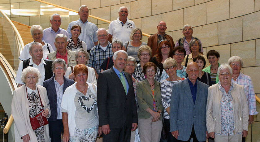 28 ehrenamtlich Aktive des Evangelischen Altenzentrums "Luchtenberg-Richartz-Haus" Burscheid zu Besuch bei Rainer Deppe im Landtag
