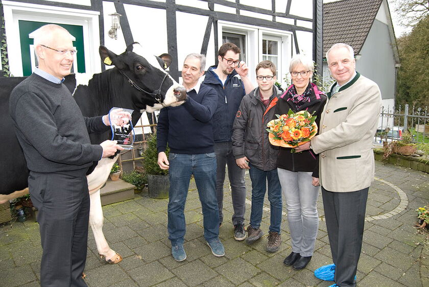 Die Trophäe wurde jetzt in Kürten von Landrat Dr. Hermann-Josef Tebroke und dem Vorsitzenden der Züchterzentrale Rainer Deppe MdL an Hans Georg Theunissen in Anwesenheit der Familie und der Vorsitzenden aller Tiersparten überreicht.