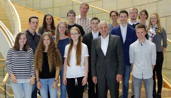 Beste Abiturientinnen und Abiturienten der Gymnasien und Gesamtschulen zu Gast bei Rainer Deppe im Landtag
