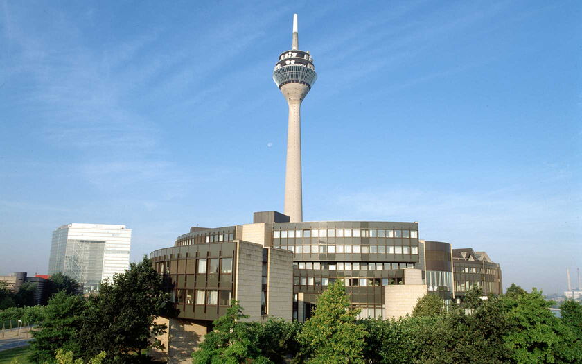 Landtag Nordrhein-Westfalen inklusive Rheinturm