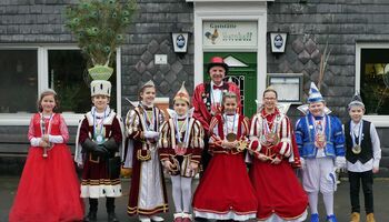 Kinderdreigestirne beim traditionellen Hähnchenessen