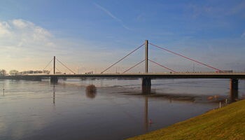 Der Rhein bei Leverkusen-Rheindorf während des Hochwassers im Januar 2011. Blick auf die Leverkusener Autobahnbrücke von Süden aus.Im Vordergrund befindet sich der überflutete Yachthafen.