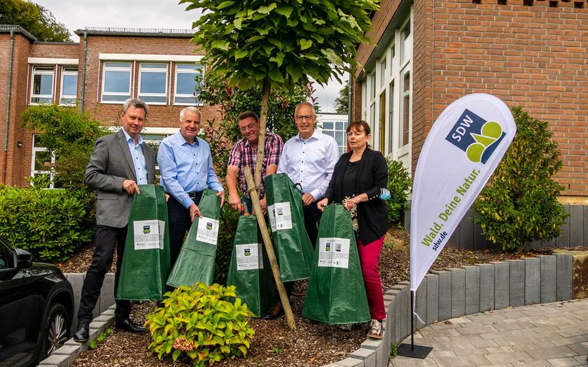 v.l.n.r.: Christoph Ahlborn, Rainer Deppe MdL, Leiter der Haustechnik Andreas Buchem, Dr. Hermann-Josef Tebroke MdB, Petra Beckmann