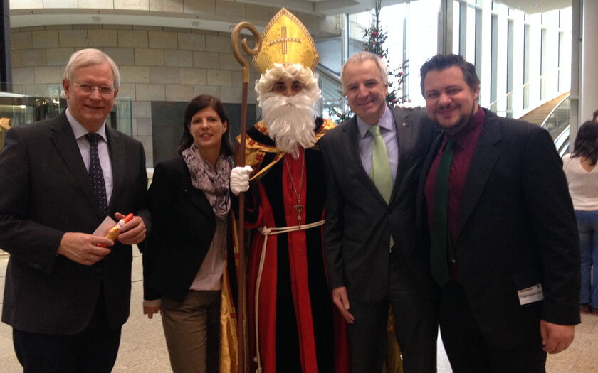 Die evangelischen und katholischen Jugendverbände in NRW überreichten den Abgeordneten und Mitarbeitern im Landtag einen leckeren Nikolausgruß