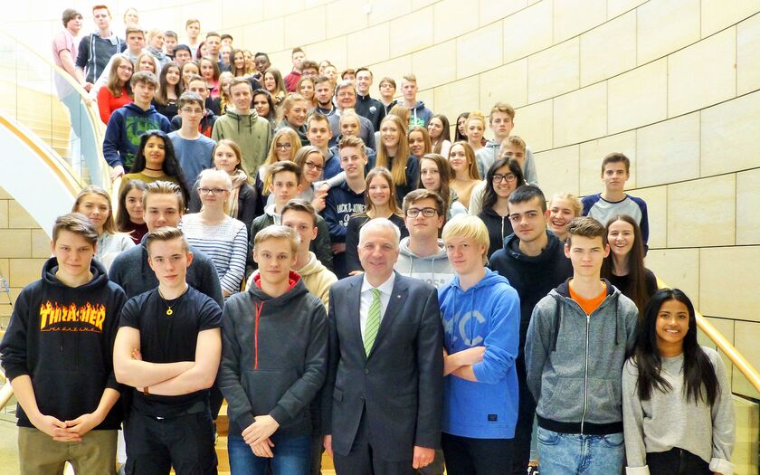 80 wissbegierige Schülerinnen und Schüler der Realschule Rösrath konnte Rainer Deppe im Landtag begrüßen.