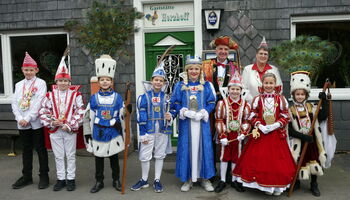 Kinderdreigestirne beim traditionellen Hähnchenessen