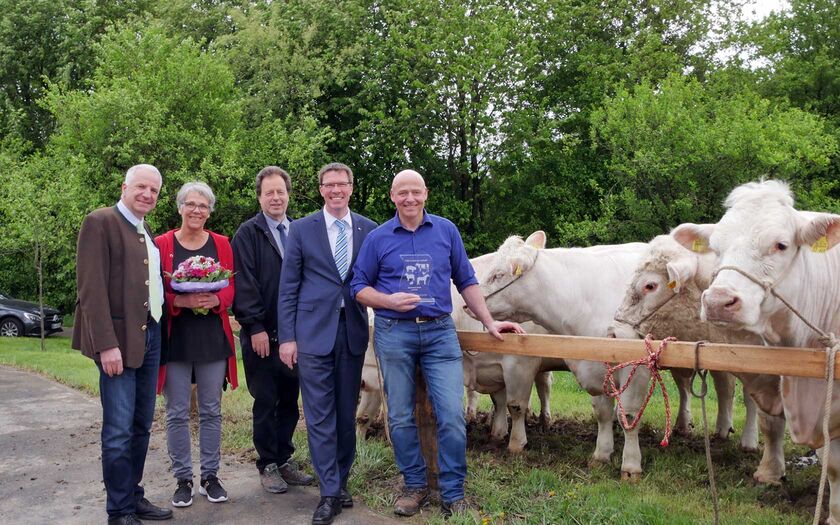 Landrat Stephan Santelmann und der Vorsitzende der Züchterzentrale, Rainer Deppe MdL überreichten im Beisein von Repräsentanten aus Tierzucht, Landwirtschaft und Veterinärverwaltung die Auszeichnung Züchter des Jahres an Rolf Viersbach aus Kürten.