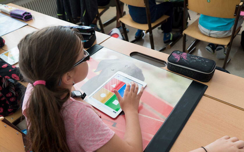 Kind mit iPad an der Schulbank - Bild von Steve Riot / Pixabay