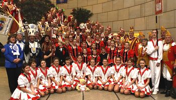 Gruppenfoto: Fast 250 Karnevalisten zeigten wieder einmal eindrucksvoll, warum der Karneval im Rheinisch-Bergischen Kreis so populär und tief verwurzelt ist.