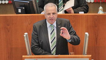 Rainer Deppe während einer Rede im Landtag