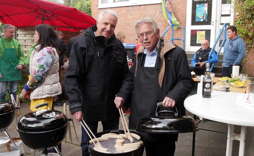 Rainer Deppe (links) und Holger Müller (rechts) beim Kandidaten-Grillen