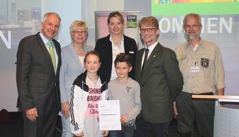 Als eine von landesweit drei Schulklassen wurde die Klasse 4a der Gemeinschaftsgrundschule Sülztal aus Steinenbrück jetzt ausgelost und durfte zur Preisverleihung der Schutzgemeinschaft Deutscher Wald einen Tag im Landtag in Düsseldorf verbringen.