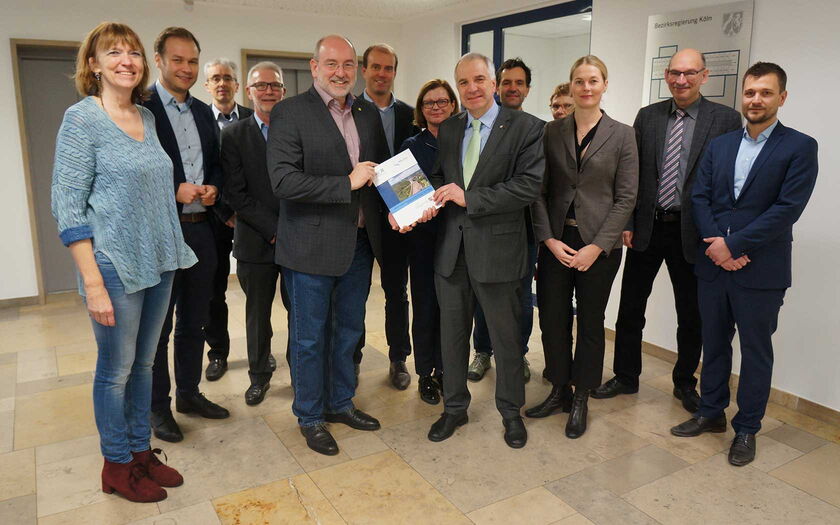 Ralph Sterck (Geschäftsführer ZRR) überreichte die Studie an Rainer Deppe (Vorsitzender Regionalrat Köln), Udo Kotzea (Leiter Regionalplanung Bezirksregierung Köln), dem Bürgermeister der Gemeinde Inden und Vertretern der Städte Eschweiler und Stolberg