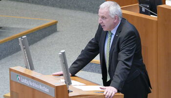 Rainer Deppe während einer Rede vor dem Plenum