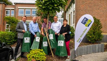 v.l.n.r.: Christoph Ahlborn, Rainer Deppe MdL, Leiter der Haustechnik Andreas Buchem, Dr. Hermann-Josef Tebroke MdB, Petra Beckmann