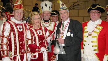 Das Dabringhauser Dreigestirn: Prinz Frank II. und Prinzessin Gaby I. mit Bauer Reinhard I., Adjutant Wilfried Peters (dahinter), Rainer Deppe, Prinzenführer Harry Tiede.