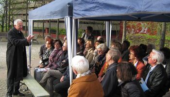 Rainer Deppe diskutiert mit seiner letzten Besuchergruppe (CDU-Studienreisen) vor den Neuwahlen unter freiem Himmel.