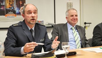 Polizeidirektor Gerhard Wallmeroth (links) und Rainer Deppe MdL (rechts) während der Märzsitzung des erweiterten Kreisvorstands