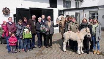 Auf Gut Beningsfeld in Refrath wurde die Trophäe jetzt von Landrat Dr. Hermann-Josef Tebroke und dem Vorsitzenden der Züchterzentrale Rainer Deppe MdL an Josef Borsbach in Anwesenheit der Familie und der Vorsitzenden aller Tiersparten überreicht.