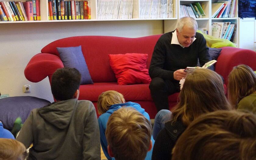 Im Rahmen des bundesweiten Vorlesetages besuchte der Landtagsabgeordnete Rainer Deppe jetzt die Förderschule „Gute Hand“ in Kürten-Biesfeld.