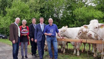 Landrat Stephan Santelmann und der Vorsitzende der Züchterzentrale, Rainer Deppe MdL überreichten im Beisein von Repräsentanten aus Tierzucht, Landwirtschaft und Veterinärverwaltung die Auszeichnung Züchter des Jahres an Rolf Viersbach aus Kürten.