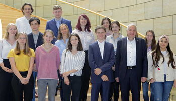 Der rheinisch-bergische Abgeordnete Rainer Deppe begrüßte die besten Abiturienten aus seinem Wahlkreis im Landtag.