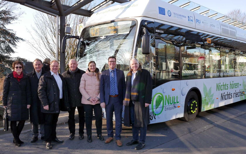 Zum offiziellen Start der Linie vom Busbahnhof in Bensberg zum Flughafen Köln/Bonn trafen sich Landrat Stephan Santelmann, Andrea Blome, Eugen Puderbach, Johannes Dünner, Ursula Ehren, Andreas Wolter und Rainer Deppe