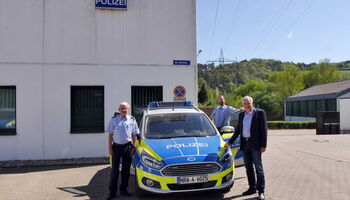 Erster Polizeihauptkommissar Markus Fischer, Leiter der Polizeiwache Overath machte es sichtlich Freude, Rainer Deppe „unsere Autos“ vorzuführen.