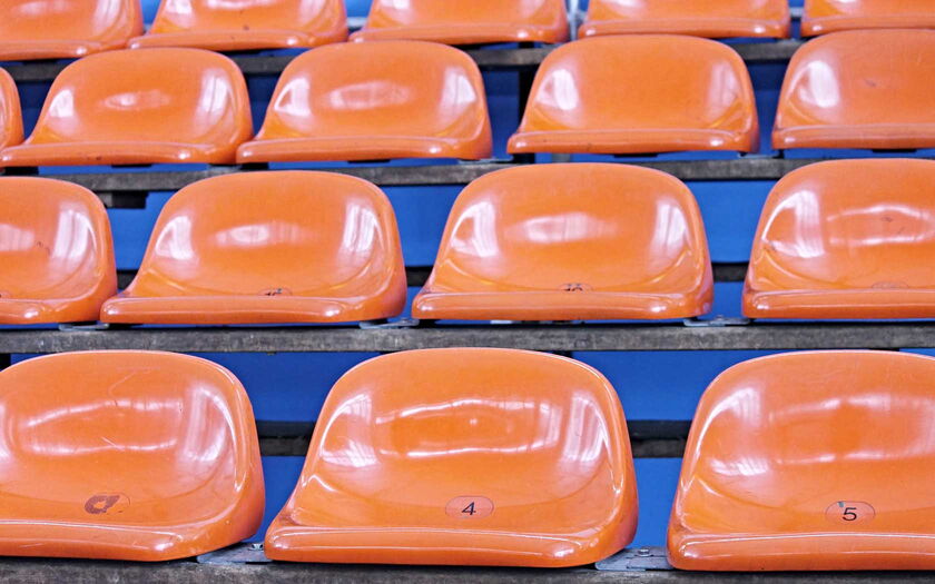 Schalensitze auf Tribüne - Bild von Manfred Richter / Pixabay