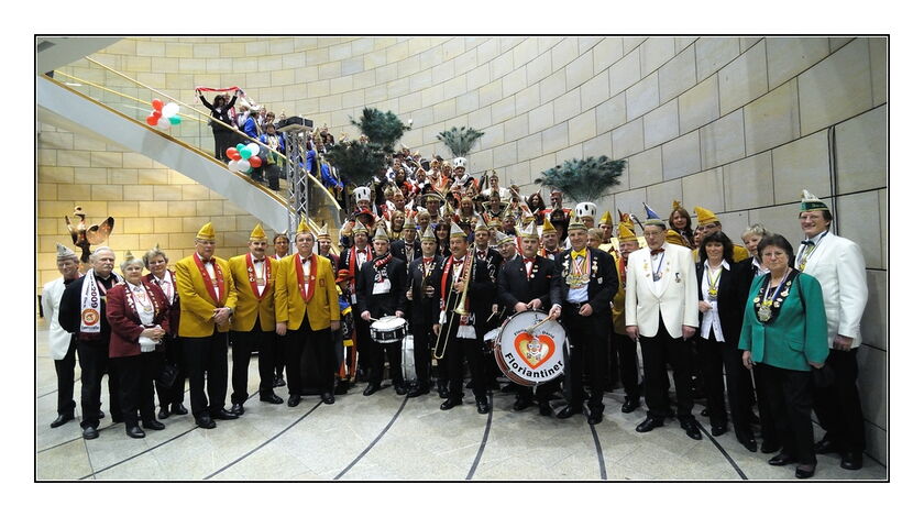 9 Prinzenpaare und Dreigestirne mit Gefolge aus dem Wahlkreis Rheinisch-Bergischer Kreis im Landtag.
