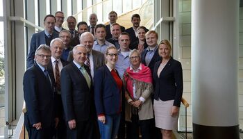 Vertreter der Katholischen Landesarbeitsgemeinschaft mit ihrem Vorsitzenden Dr. Kurt Kreiten und dem Direktor des Bildungszentrums Wasserburg Rindern aus Kleve zu Besuch bei Rainer Deppe im Landtag.
